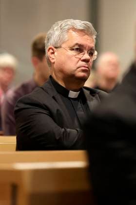 Udo Markus Bentz (Weihbischof in Mainz) beim Gedächtnisgottesdienst für die verstorbenen Mitglieder der Deutschen Bischofskonferenz in der Kirche St. Birgid während der Herbst-Vollversammlung der Deutschen Bischofskonferenz. Wiesbaden, 28.09.2023 *** Udo Markus Bentz Auxiliary Bishop in Mainz at the memorial service for the deceased members of the German Bishops Conference in the Church of St Birgid during the Autumn Plenary Assembly of the German Bishops Conference Wiesbaden, 28 09 2023 Foto:xP.xBackx xFuturexImagex gedaechtnisgottesdienst_3901