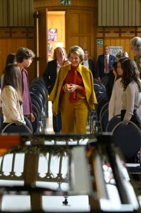 HRH Queen Mathilde Visits Musica Mundi in Waterloo WATERLOO, BELGIUM - SEPTEMBER 28 : Queen Mathilde of Belgium is visiting the Musica Mundi school in Waterloo. This international school offers young gifted musicians aged 10 to 18 the opportunity to combine professional music training with a general secondary education program. Young talents from all over the world receive intensive individual instrument training and classroom lessons in music and general education. The Queen attends a lesson, attends a concert and meets the teachers and students..Visit pictured on SEPTEMBER 28, 2023 in Waterloo, Belgium, 28 09 2023 Waterloo Belgium  Copyright: xPhilipxReynaersx