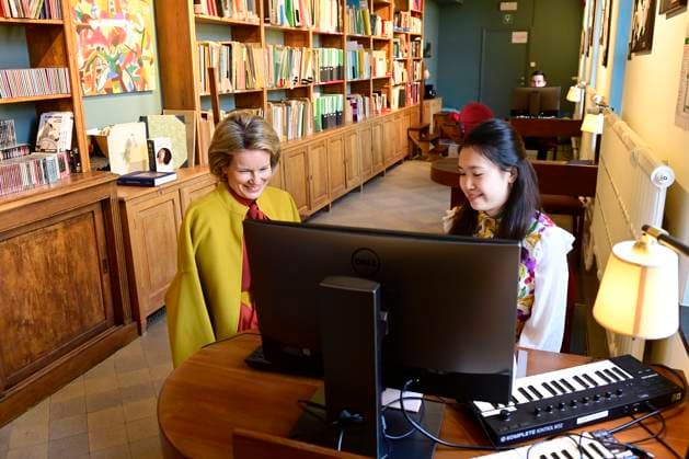 HRH Queen Mathilde Visits Musica Mundi in Waterloo WATERLOO, BELGIUM - SEPTEMBER 28 : Queen Mathilde of Belgium is visiting the Musica Mundi school in Waterloo. This international school offers young gifted musicians aged 10 to 18 the opportunity to combine professional music training with a general secondary education program. Young talents from all over the world receive intensive individual instrument training and classroom lessons in music and general education. The Queen attends a lesson, attends a concert and meets the teachers and students..Visit pictured on SEPTEMBER 28, 2023 in Waterloo, Belgium, 28 09 2023 Waterloo Belgium  Copyright: xPhilipxReynaersx
