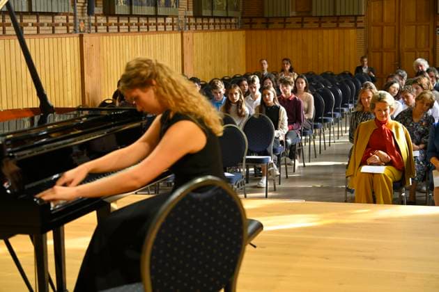 HRH Queen Mathilde Visits Musica Mundi in Waterloo WATERLOO, BELGIUM - SEPTEMBER 28 : Queen Mathilde of Belgium is visiting the Musica Mundi school in Waterloo. This international school offers young gifted musicians aged 10 to 18 the opportunity to combine professional music training with a general secondary education program. Young talents from all over the world receive intensive individual instrument training and classroom lessons in music and general education. The Queen attends a lesson, attends a concert and meets the teachers and students..Visit pictured on SEPTEMBER 28, 2023 in Waterloo, Belgium, 28 09 2023 Waterloo Belgium  Copyright: xPhilipxReynaersx