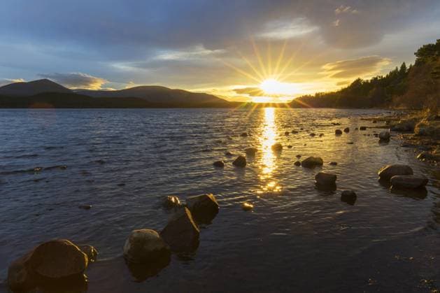 Loch Morlich und Cairngorm Mountains bei Sonnenuntergang, Cairngorms National Park in der Nähe von Aviemore, Badenoch und Strathspey, Schottland, UK *** Hole Morlich and Cairngorm Mountains at Sunset, Cairngorms National Park in the Proximity from Aviemore, badenoch and Strathspey, Scotland, UK Copyright: imageBROKER alimdix xArterrax xSven-ErikxArndt ibltsm09673038.jpg
