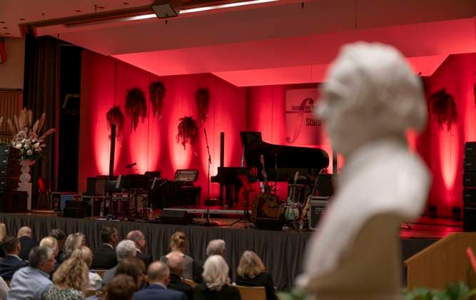 27 09 2023, International Classical Music Festival Festival of Nations 2023, at the Kurhaus Bad Wörishofen in Unterallgäu, The British violinist Nigel Kennedy friends, The stage is still empty, the bust of pastor Sebastian Kneipp stands in the middle of the room 27 09 2023, Classical Music Festival Bad Wörishofen 27 09 2023, Classical Music Festival Bad Wörishofen
