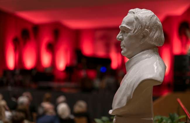 27 09 2023, International Classical Music Festival Festival of Nations 2023, at the Kurhaus Bad Wörishofen in Unterallgäu, The British violinist Nigel Kennedy friends, The stage is still empty, the bust of pastor Sebastian Kneipp stands in the middle of the room 27 09 2023, Classical Music Festival Bad Wörishofen 27 09 2023, Classical Music Festival Bad Wörishofen