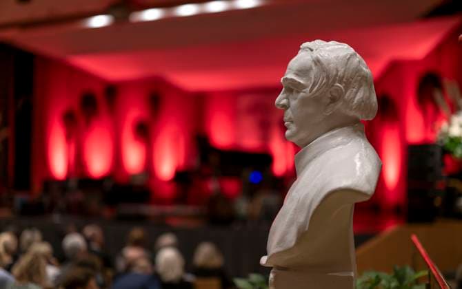 27 09 2023, International Classical Music Festival Festival of Nations 2023, at the Kurhaus Bad Wörishofen in Unterallgäu, The British violinist Nigel Kennedy friends, The stage is still empty, the bust of pastor Sebastian Kneipp stands in the middle of the room 27 09 2023, Classical Music Festival Bad Wörishofen 27 09 2023, Classical Music Festival Bad Wörishofen