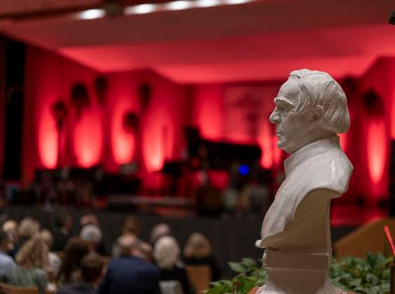 27 09 2023, International Classical Music Festival Festival of Nations 2023, at the Kurhaus Bad Wörishofen in Unterallgäu, The British violinist Nigel Kennedy friends, The stage is still empty, the bust of pastor Sebastian Kneipp stands in the middle of the room 27 09 2023, Classical Music Festival Bad Wörishofen 27 09 2023, Classical Music Festival Bad Wörishofen