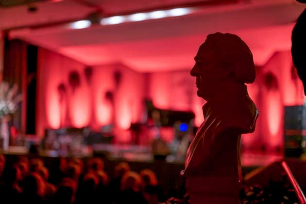 27 09 2023, International Classical Music Festival Festival of Nations 2023, at the Kurhaus Bad Wörishofen in Unterallgäu, The British violinist Nigel Kennedy friends, The stage is still empty, the bust of pastor Sebastian Kneipp stands in the middle of the room 27 09 2023, Classical Music Festival Bad Wörishofen 27 09 2023, Classical Music Festival Bad Wörishofen