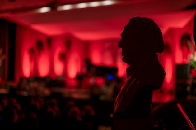 27 09 2023, International Classical Music Festival Festival of Nations 2023, at the Kurhaus Bad Wörishofen in Unterallgäu, The British violinist Nigel Kennedy friends, The stage is still empty, the bust of pastor Sebastian Kneipp stands in the middle of the room 27 09 2023, Classical Music Festival Bad Wörishofen 27 09 2023, Classical Music Festival Bad Wörishofen