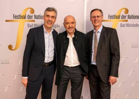 27 09 2023, International Classical Festival Festival of Nations 2023, at the Kurhaus Bad Wörishofen in Unterallgäu, The British violinist Nigel Kennedy friends, guest of honor ex-skier Christian Neureuther with, Garmisch with the organizers of the festival, li Winfried Roch, r Werner Roch 27 09 2023, Classical Festival Bad Wörishofen 27 09 2023, Classical Fe