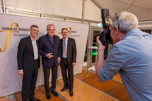 27 09 2023, International Classical Music Festival Festival of Nations 2023, at the Kurhaus Bad Wörishofen in Unterallgäu, The British violinist Nigel Kennedy friends, guest of honor actor Friedrich von Thun with, Austria with the organizers of the festival, li Winfried Roch, re Werner Roch photographed by Karl Jos