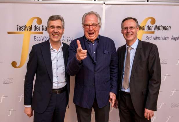 27 09 2023, International Classical Festival Festival of Nations 2023, at the Kurhaus Bad Wörishofen in Unterallgäu, The British violinist Nigel Kennedy friends, guest of honor actor Friedrich von Thun with, Austria with the organizers of the festival, li Winfried Roch, r Werner Roch 27 09 2023, Classical Festival Bad Wörishofen 27 09 2023, Classical Festival