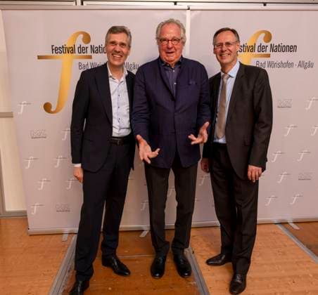 27 09 2023, International Classical Festival Festival of Nations 2023, at the Kurhaus Bad Wörishofen in Unterallgäu, The British violinist Nigel Kennedy friends, guest of honor actor Friedrich von Thun with, Austria with the organizers of the festival, li Winfried Roch, r Werner Roch 27 09 2023, Classical Festival Bad Wörishofen 27 09 2023, Classical Festival