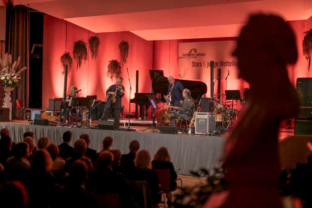 27 09 2023, International Classical Festival Festival of Nations 2023, at the Kurhaus Bad Wörishofen in Unterallgäu, British violinist Nigel Kennedy friends, Kennedy on stage, the bust of pastor Sebastian Kneipp stands at the edge 27 09 2023, Classical Festival Bad Wörishofen 27 09 2023, Classical Festival Bad Wörishofen