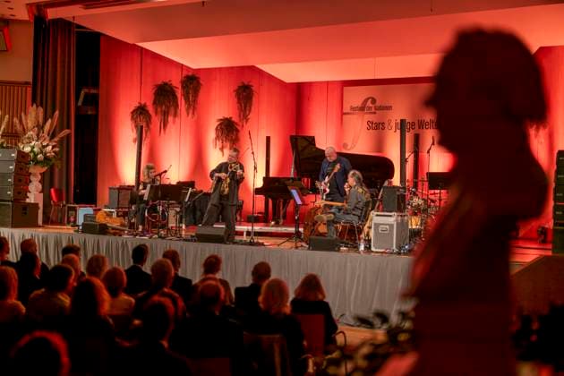 27 09 2023, International Classical Festival Festival of Nations 2023, at the Kurhaus Bad Wörishofen in Unterallgäu, British violinist Nigel Kennedy friends, Kennedy on stage, the bust of pastor Sebastian Kneipp stands at the edge 27 09 2023, Classical Festival Bad Wörishofen 27 09 2023, Classical Festival Bad Wörishofen