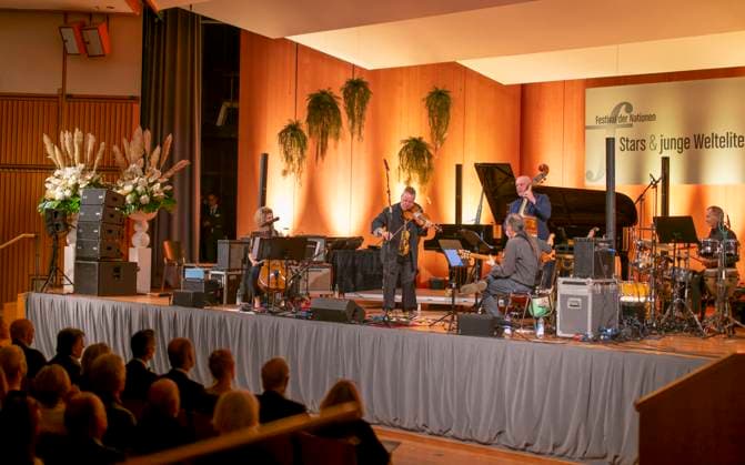 27 09 2023, International Classical Festival Festival of Nations 2023, at the Kurhaus Bad Wörishofen in Unterallgäu, British violinist Nigel Kennedy friends, 27 09 2023, Classical Festival Bad Wörishofen 27 09 2023, Classical Festival Bad Wörishofen