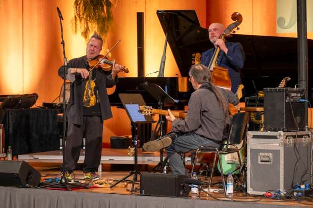 27 09 2023, International Classical Festival Festival of Nations 2023, at the Kurhaus Bad Wörishofen in Unterallgäu, British violinist Nigel Kennedy friends, 27 09 2023, Classical Festival Bad Wörishofen 27 09 2023, Classical Festival Bad Wörishofen