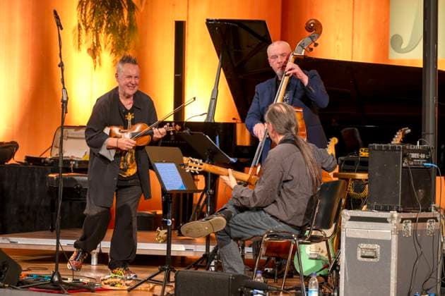 27 09 2023, International Classical Festival Festival of Nations 2023, at the Kurhaus Bad Wörishofen in Unterallgäu, British violinist Nigel Kennedy friends, 27 09 2023, Classical Festival Bad Wörishofen 27 09 2023, Classical Festival Bad Wörishofen