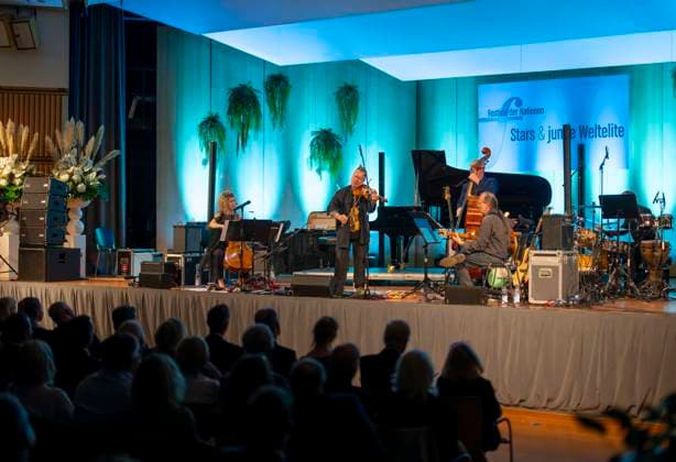 27 09 2023, International Classical Festival Festival of Nations 2023, at the Kurhaus Bad Wörishofen in Unterallgäu, British violinist Nigel Kennedy friends, 27 09 2023, Classical Festival Bad Wörishofen 27 09 2023, Classical Festival Bad Wörishofen
