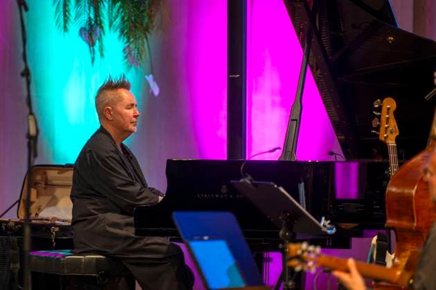 27 09 2023, International Classical Festival Festival of Nations 2023, at the Kurhaus Bad Wörishofen in Unterallgäu, The British violinist Nigel Kennedy friends, Kennedy on the grand piano 27 09 2023, Classical Festival Bad Wörishofen 27 09 2023, Classical Festival Bad Wörishofen
