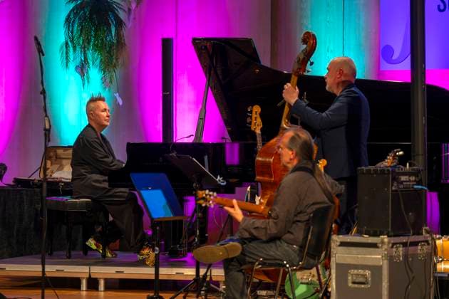 27 09 2023, International Classical Festival Festival of Nations 2023, at the Kurhaus Bad Wörishofen in Unterallgäu, The British violinist Nigel Kennedy friends, Kennedy on the grand piano 27 09 2023, Classical Festival Bad Wörishofen 27 09 2023, Classical Festival Bad Wörishofen