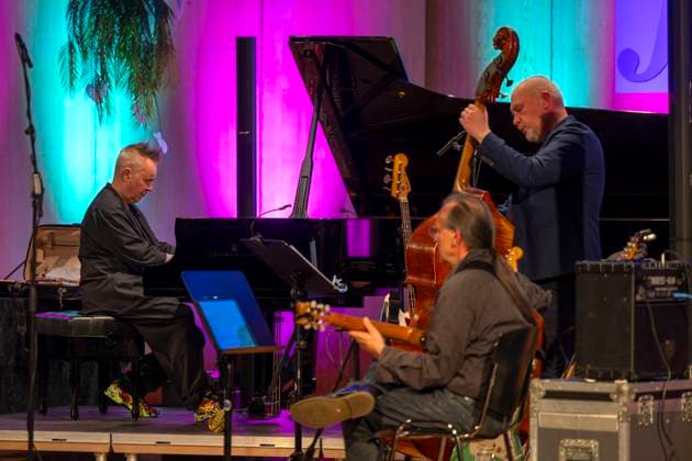 27 09 2023, International Classical Festival Festival of Nations 2023, at the Kurhaus Bad Wörishofen in Unterallgäu, The British violinist Nigel Kennedy friends, Kennedy on the grand piano 27 09 2023, Classical Festival Bad Wörishofen 27 09 2023, Classical Festival Bad Wörishofen