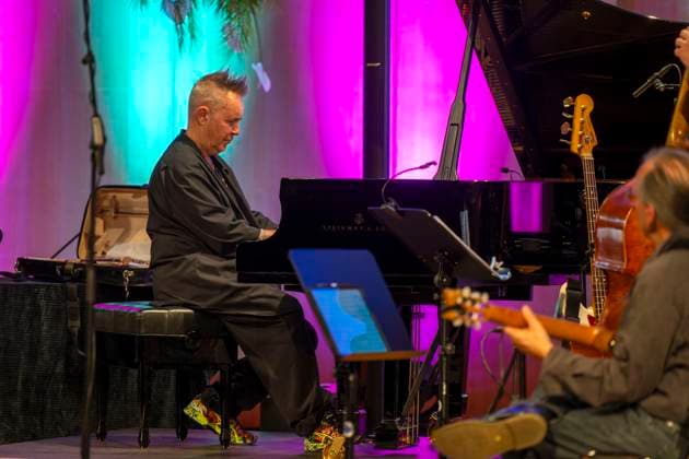 27 09 2023, International Classical Festival Festival of Nations 2023, at the Kurhaus Bad Wörishofen in Unterallgäu, The British violinist Nigel Kennedy friends, Kennedy on the grand piano 27 09 2023, Classical Festival Bad Wörishofen 27 09 2023, Classical Festival Bad Wörishofen