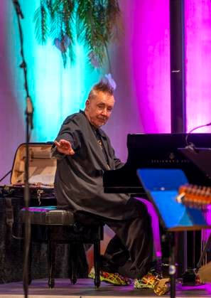 27 09 2023, International Classical Festival Festival of Nations 2023, at the Kurhaus Bad Wörishofen in Unterallgäu, The British violinist Nigel Kennedy friends, Here the master at the grand piano 27 09 2023, Classical Festival Bad Wörishofen 27 09 2023, Classical Festival Bad Wörishofen