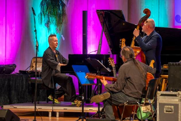 27 09 2023, International Classical Festival Festival of Nations 2023, at the Kurhaus Bad Wörishofen in Unterallgäu, The British violinist Nigel Kennedy friends, Here the master at the grand piano 27 09 2023, Classical Festival Bad Wörishofen 27 09 2023, Classical Festival Bad Wörishofen