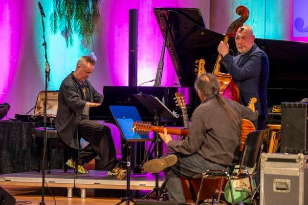 27 09 2023, International Classical Festival Festival of Nations 2023, at the Kurhaus Bad Wörishofen in Unterallgäu, The British violinist Nigel Kennedy friends, Here the master at the grand piano 27 09 2023, Classical Festival Bad Wörishofen 27 09 2023, Classical Festival Bad Wörishofen