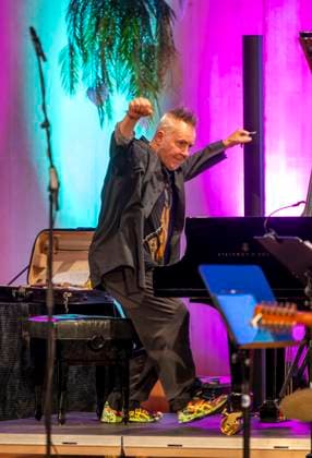 27 09 2023, International Classical Festival Festival of Nations 2023, at the Kurhaus Bad Wörishofen in Unterallgäu, The British violinist Nigel Kennedy friends, Here the master at the grand piano 27 09 2023, Classical Festival Bad Wörishofen 27 09 2023, Classical Festival Bad Wörishofen