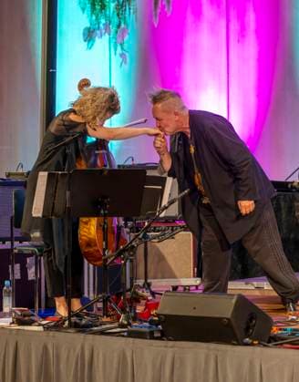 27 09 2023, International Classical Festival Festival of Nations 2023, at the Kurhaus Bad Wörishofen in Unterallgäu, The British violinist Nigel Kennedy friends, kiss of hands for his cellist Beata Urbanek Kalinowska 27 09 2023, Classical Festival Bad Wörishofen 27 09 2023, Classical Festival Bad Wörishofen