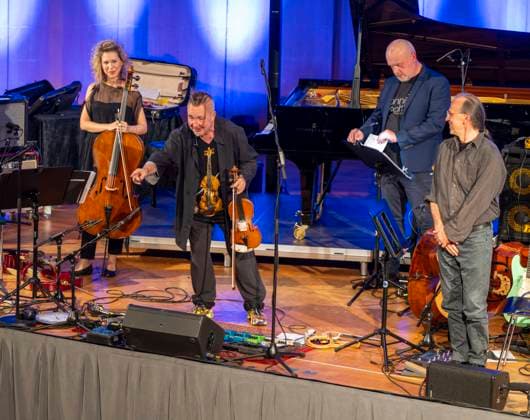 27 09 2023, International Classical Festival Festival of Nations 2023, at the Kurhaus Bad Wörishofen in Unterallgäu, The British violinist Nigel Kennedy mitte friends, li cellist Beata Urbanek Kalinowska 27 09 2023, Classical Festival Bad Wörishofen 27 09 2023, Classical Festival Bad Wörishofen