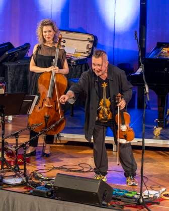 27 09 2023, International Classical Festival Festival of Nations 2023, at the Kurhaus Bad Wörishofen in Unterallgäu, The British violinist Nigel Kennedy re friends, li cellist Beata Urbanek Kalinowska 27 09 2023, Classical Festival Bad Wörishofen 27 09 2023, Classical Festival Bad Wörishofen