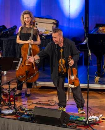 27 09 2023, International Classical Festival Festival of Nations 2023, at the Kurhaus Bad Wörishofen in Unterallgäu, The British violinist Nigel Kennedy re friends, li cellist Beata Urbanek Kalinowska 27 09 2023, Classical Festival Bad Wörishofen 27 09 2023, Classical Festival Bad Wörishofen