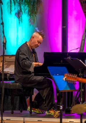 27 09 2023, International Classical Festival Festival of Nations 2023, at the Kurhaus Bad Wörishofen in Unterallgäu, The British violinist Nigel Kennedy friends, Kennedy on the grand piano 27 09 2023, Classical Festival Bad Wörishofen 27 09 2023, Classical Festival Bad Wörishofen