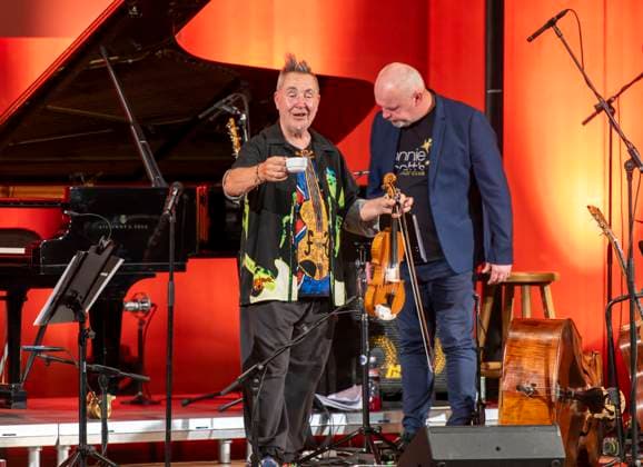 27 09 2023, International Classical Festival Festival of Nations 2023, at the Kurhaus Bad Wörishofen in Unterallgäu, The British violinist Nigel Kennedy friends, Kennedy with coffee cup on stage after the break 27 09 2023, Classical Festival Bad Wörishofen 27 09 2023, Classical Festival Bad Wörishofen