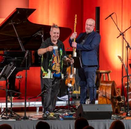 27 09 2023, International Classical Festival Festival of Nations 2023, at the Kurhaus Bad Wörishofen in Unterallgäu, The British violinist Nigel Kennedy friends, Kennedy with coffee cup on stage after the break 27 09 2023, Classical Festival Bad Wörishofen 27 09 2023, Classical Festival Bad Wörishofen