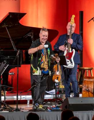 27 09 2023, International Classical Festival Festival of Nations 2023, at the Kurhaus Bad Wörishofen in Unterallgäu, The British violinist Nigel Kennedy friends, Kennedy with coffee cup on stage after the break 27 09 2023, Classical Festival Bad Wörishofen 27 09 2023, Classical Festival Bad Wörishofen