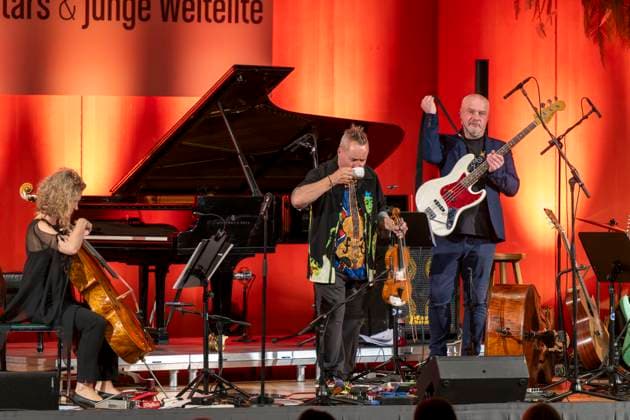 27 09 2023, International Classical Festival Festival of Nations 2023, at the Kurhaus Bad Wörishofen in Unterallgäu, The British violinist Nigel Kennedy friends, Kennedy with coffee cup on stage after the break 27 09 2023, Classical Festival Bad Wörishofen 27 09 2023, Classical Festival Bad Wörishofen