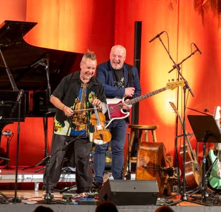 27 09 2023, International Classical Festival Festival of Nations 2023, at the Kurhaus Bad Wörishofen in Unterallgäu, British violinist Nigel Kennedy friends, Kennedy laughing on stage with his bass player 27 09 2023, Classical Festival Bad Wörishofen 27 09 2023, Classical Festival Bad Wörishofen