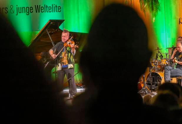 27 09 2023, International Classical Festival Festival of Nations 2023, at the Kurhaus Bad Wörishofen in Unterallgäu, British violinist Nigel Kennedy friends, 27 09 2023, Classical Festival Bad Wörishofen 27 09 2023, Classical Festival Bad Wörishofen