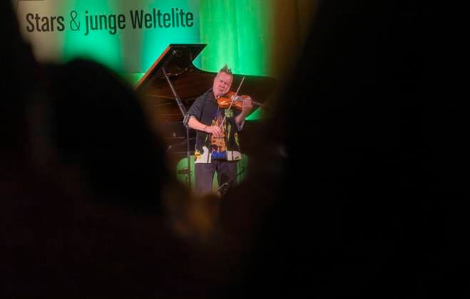 27 09 2023, International Classical Festival Festival of Nations 2023, at the Kurhaus Bad Wörishofen in Unterallgäu, British violinist Nigel Kennedy friends, 27 09 2023, Classical Festival Bad Wörishofen 27 09 2023, Classical Festival Bad Wörishofen