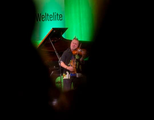 27 09 2023, International Classical Festival Festival of Nations 2023, at the Kurhaus Bad Wörishofen in Unterallgäu, British violinist Nigel Kennedy friends, 27 09 2023, Classical Festival Bad Wörishofen 27 09 2023, Classical Festival Bad Wörishofen