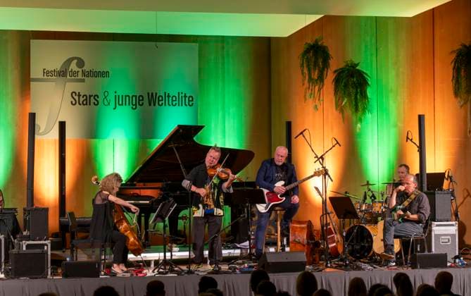 27 09 2023, International Classical Festival Festival of Nations 2023, at the Kurhaus Bad Wörishofen in Unterallgäu, British violinist Nigel Kennedy friends, 27 09 2023, Classical Festival Bad Wörishofen 27 09 2023, Classical Festival Bad Wörishofen