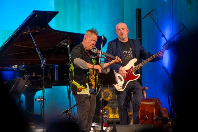 27 09 2023, International Classical Festival Festival of Nations 2023, at the Kurhaus Bad Wörishofen in Unterallgäu, The British violinist Nigel Kennedy friends, Kennedy with E violin 27 09 2023, Classical Festival Bad Wörishofen 27 09 2023, Classical Festival Bad Wörishofen