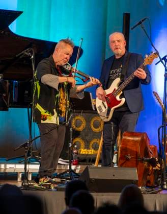 27 09 2023, International Classical Festival Festival of Nations 2023, at the Kurhaus Bad Wörishofen in Unterallgäu, The British violinist Nigel Kennedy friends, Kennedy with E violin 27 09 2023, Classical Festival Bad Wörishofen 27 09 2023, Classical Festival Bad Wörishofen