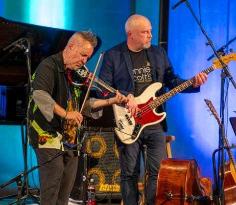 27 09 2023, International Classical Festival Festival of Nations 2023, at the Kurhaus Bad Wörishofen in Unterallgäu, The British violinist Nigel Kennedy friends, Kennedy with E violin 27 09 2023, Classical Festival Bad Wörishofen 27 09 2023, Classical Festival Bad Wörishofen