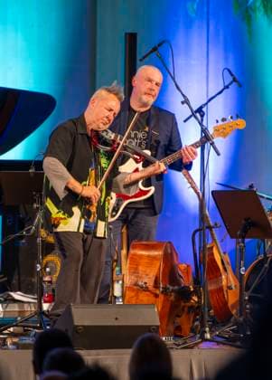 27 09 2023, International Classical Festival Festival of Nations 2023, at the Kurhaus Bad Wörishofen in Unterallgäu, The British violinist Nigel Kennedy friends, Kennedy with E violin 27 09 2023, Classical Festival Bad Wörishofen 27 09 2023, Classical Festival Bad Wörishofen