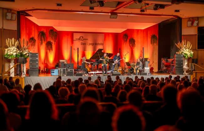 27 09 2023, International Classical Festival Festival of Nations 2023, at the Kurhaus Bad Wörishofen in Unterallgäu, British violinist Nigel Kennedy friends, 27 09 2023, Classical Festival Bad Wörishofen 27 09 2023, Classical Festival Bad Wörishofen