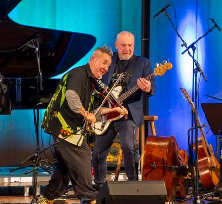 27 09 2023, International Classical Festival Festival of Nations 2023, at the Kurhaus Bad Wörishofen in Unterallgäu, The British violinist Nigel Kennedy friends, Kennedy with E violin 27 09 2023, Classical Festival Bad Wörishofen 27 09 2023, Classical Festival Bad Wörishofen