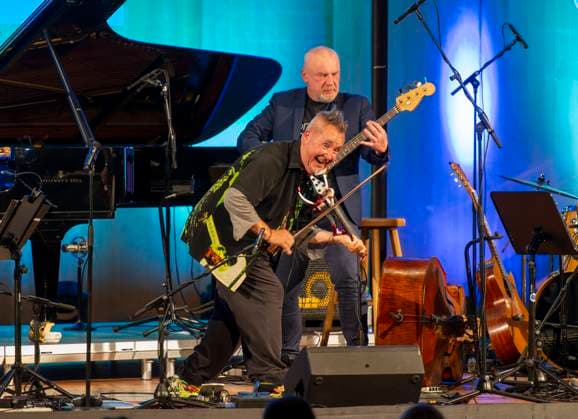 27 09 2023, International Classical Festival Festival of Nations 2023, at the Kurhaus Bad Wörishofen in Unterallgäu, The British violinist Nigel Kennedy friends, Kennedy with E violin 27 09 2023, Classical Festival Bad Wörishofen 27 09 2023, Classical Festival Bad Wörishofen